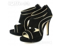 Moja słabość do powycinanych butów, to jak choroba. Model Jimmy Choo, dla mnie piękny i kobiecy. Cena: 230 zł. Znaleziono na: http://pl.ioffer.com
