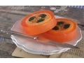 Mydło loofah - pomarańczowe (z olejkiem eterycznym pomarańczy i loofa (luffa cylindrica) naturalną gąbką). Cena: 12,00 zł/100 g. http://brocante.pl/sklep/szczegoly/produkt/12370-mydlo-loofah-pomaranczowe