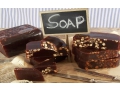 Mydło Afryka. Mydło oliwkowo-laurowe z dodatkiem masełka shea oraz płatków owsianych. Cena 12,00 zł/100 g. http://brocante.pl/sklep/szczegoly/produkt/12371-mydlo-afryka