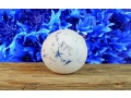 Stenders Chabrowa kula do kąpieli. Delikatna woń bławatka i suszonych kwiatów. Cena: 13,00 zł. http://perfumoteka.pl/kosmetyki/do-kapieli/chabrowa-kula-do-kapieli  
