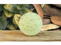 Stenders Kula miętowo-eukaliptusowa wzbogacona olejkiem z pestek winogron, olejkiem mięty i eukaliptusa, sola morską i liśćmi miętowej herbaty. Cena: 13,00 zł.  http://perfumoteka.pl/kosmetyki/do-kapieli/kula-mietowo-eukaliptusowa