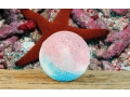 Stenders Kula do kąpieli “Syrena”. Zawiera sól morską i wzbogacona jest olejem z pestek z winogron. Cena: 13,00 zł. http://perfumoteka.pl/kosmetyki/do-kapieli/kula-do-kapieli-syrena