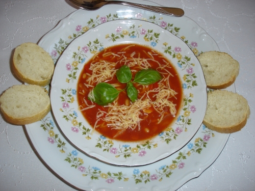 Aromatyczna zupa z fasolą i makaronem