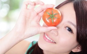 woman_holding_tomato