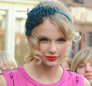 Taylor Swift - feather hair band
