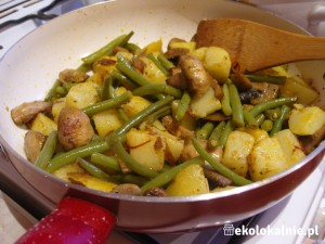 Tofu w cieście podawane z zapiekanymi ziemniakami i fasolką szparagową