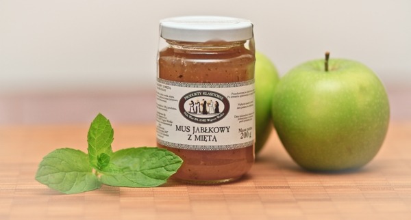 produkty_klasztorne_mus_jabłkowy_z_mieta_aranzacja