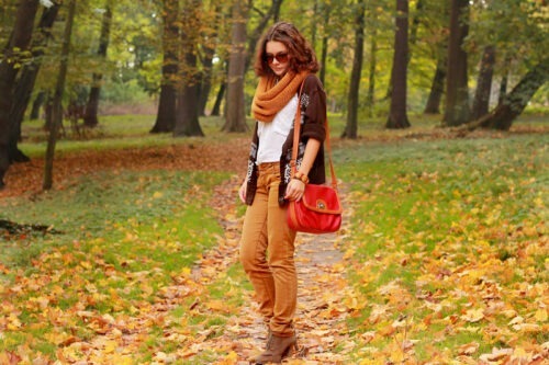 10-jesienna-stylizacja-brazowy-sweter-czerwona-torebka