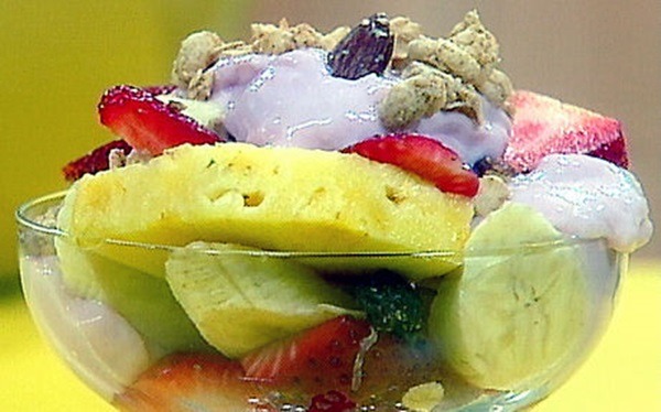 Sałatka ze świeżych owoców z miodowo-waniliowym jogurtem_Ina Garten