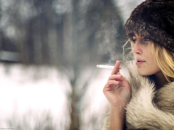 blondes_women_smoking_nature_winter_cigarettes_hats_fur_coat_fur_hats_1920x1200_wallpaper_Wallpaper_1600x1200_www.wallpaperswa.com