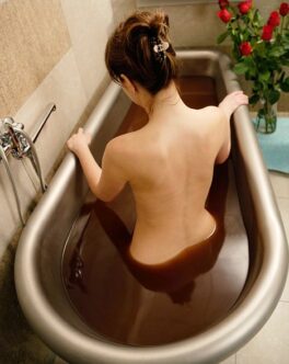 C09CT2 Woman, 35, in a bathtub with chocolate, Thalasso therapy in a spa resort