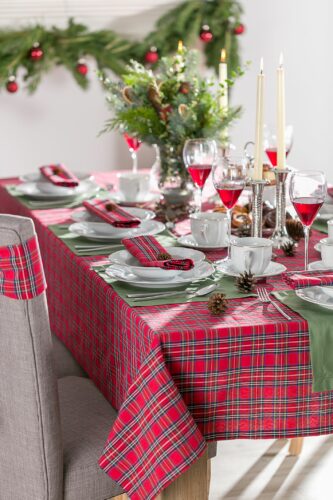 Czerwono-zielona dekoracja stołu pięknie prezentuje się w świątecznym klimacie. Obrus wykonany z tkaniny bristol doskonale wspołgra z zielonymi podkładkami z kolekcji Jupiter dopelnienie stanowi biała cermaika.