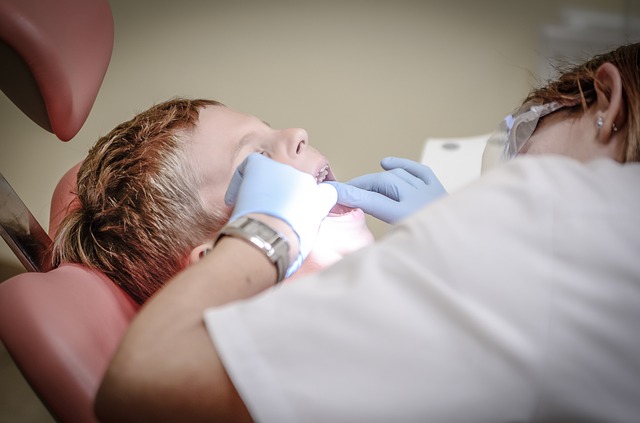 Stomatolog przegląda stan zębów u dziecka