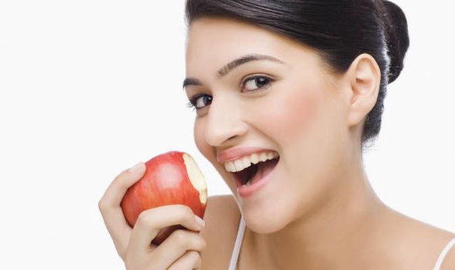 kobieta je jabłko