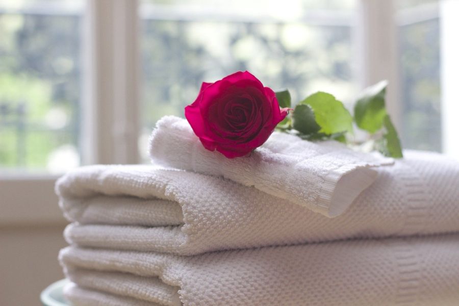 ręcznik biały i róża