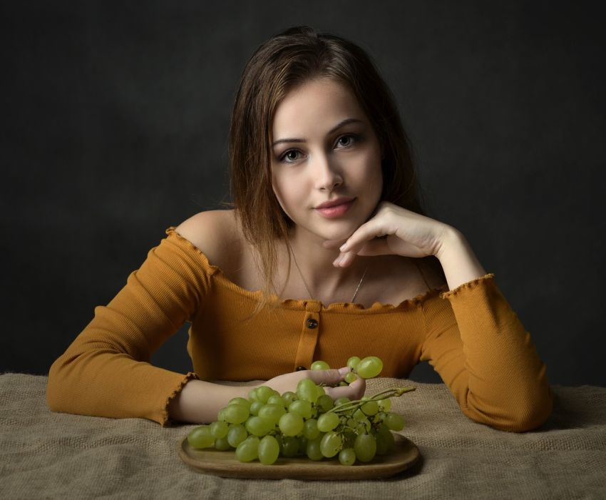 kobieta z winogronem