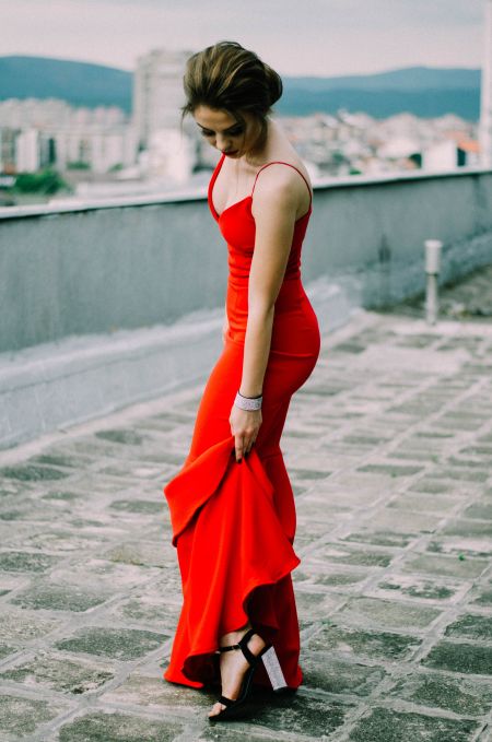 czerwona sukienka na lato