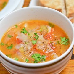 Lekka, sycąca i pełna smaku. Odchudzająca zupa warzywna, którą pokochasz