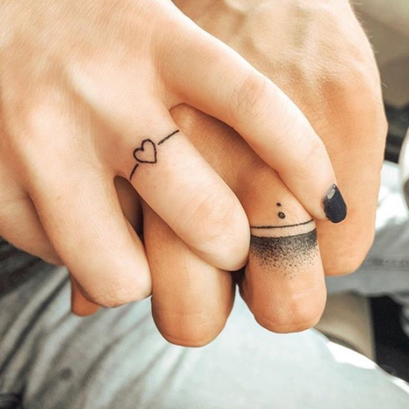 tatuaz małżeński na palcach