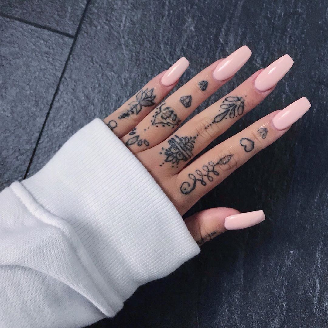 tatuaze na palcach damskie