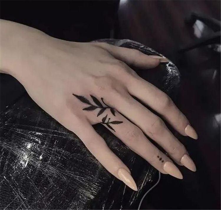 tatuaż na palcu liście