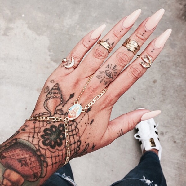 tatuaz na palcu damski