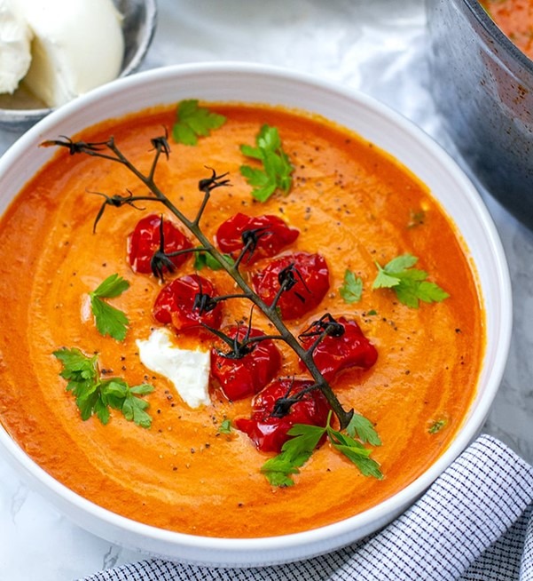 Zupa z pieczonej marchewki i pomidorów koktajlowych