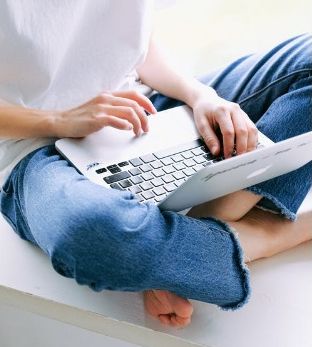 kobieta pisząca na komputerze