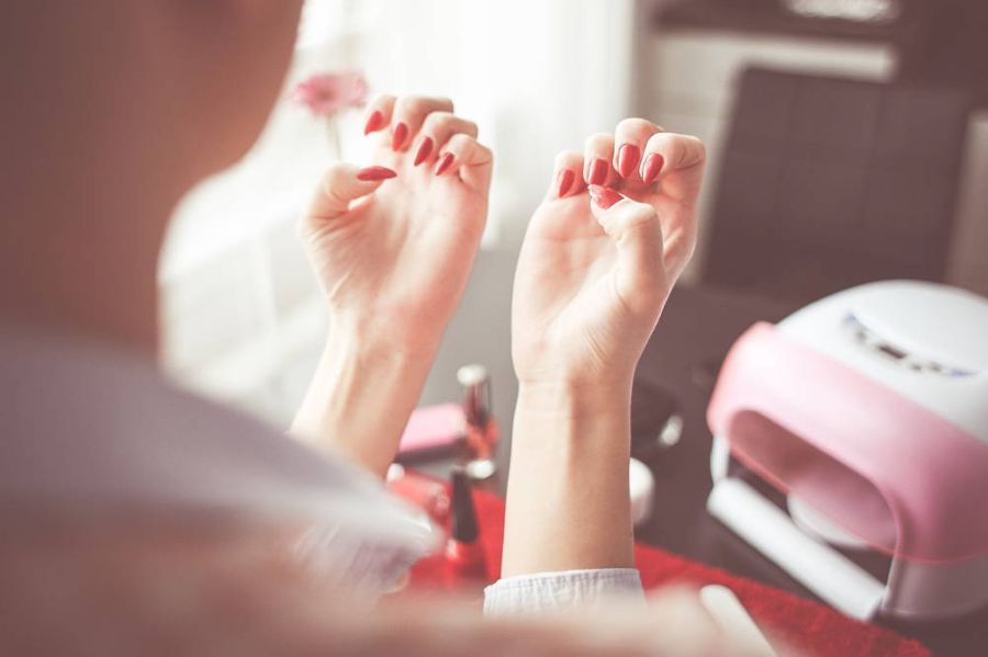 Jak wybrać dobry salon stylizacji paznokci
