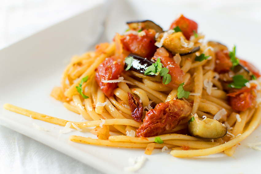 spaghetti z suszonymi pomidorami