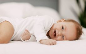 Jak radzić sobie z suchą i łuszczącą się skórą u niemowlaka?