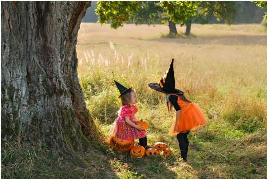 dwie dziewczynki przebrane za czarownice