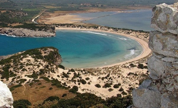 plaża w kształcie litery Omega w greckim regionie Mesenia na Półwyspie Peloponez