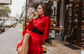 Czerwone sukienki – jakie warto mieć w swojej garderobie? 4 modne propozycje