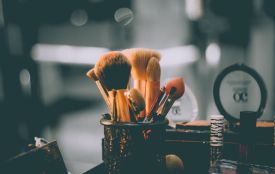 Na co zwrócić uwagę wybierając kurs makijażu online z certyfikatem?