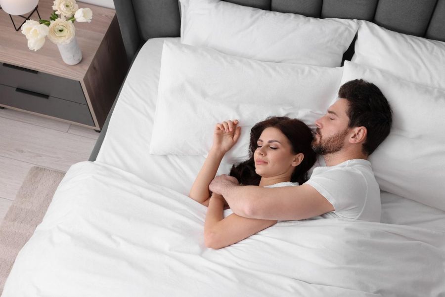 Mężczyzna i kobieta leżą w łóżku w bawełnianej pościeli
