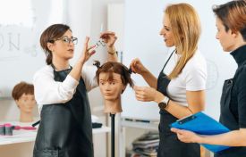 Jakie umiejętności są przydatne w zawodzie fryzjera: technikum czy szkoła branżowa - co wybrać?