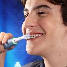 Jak magnetyczna szczoteczka może zmienić pielęgnację zębów z aparatem ortodontycznym?