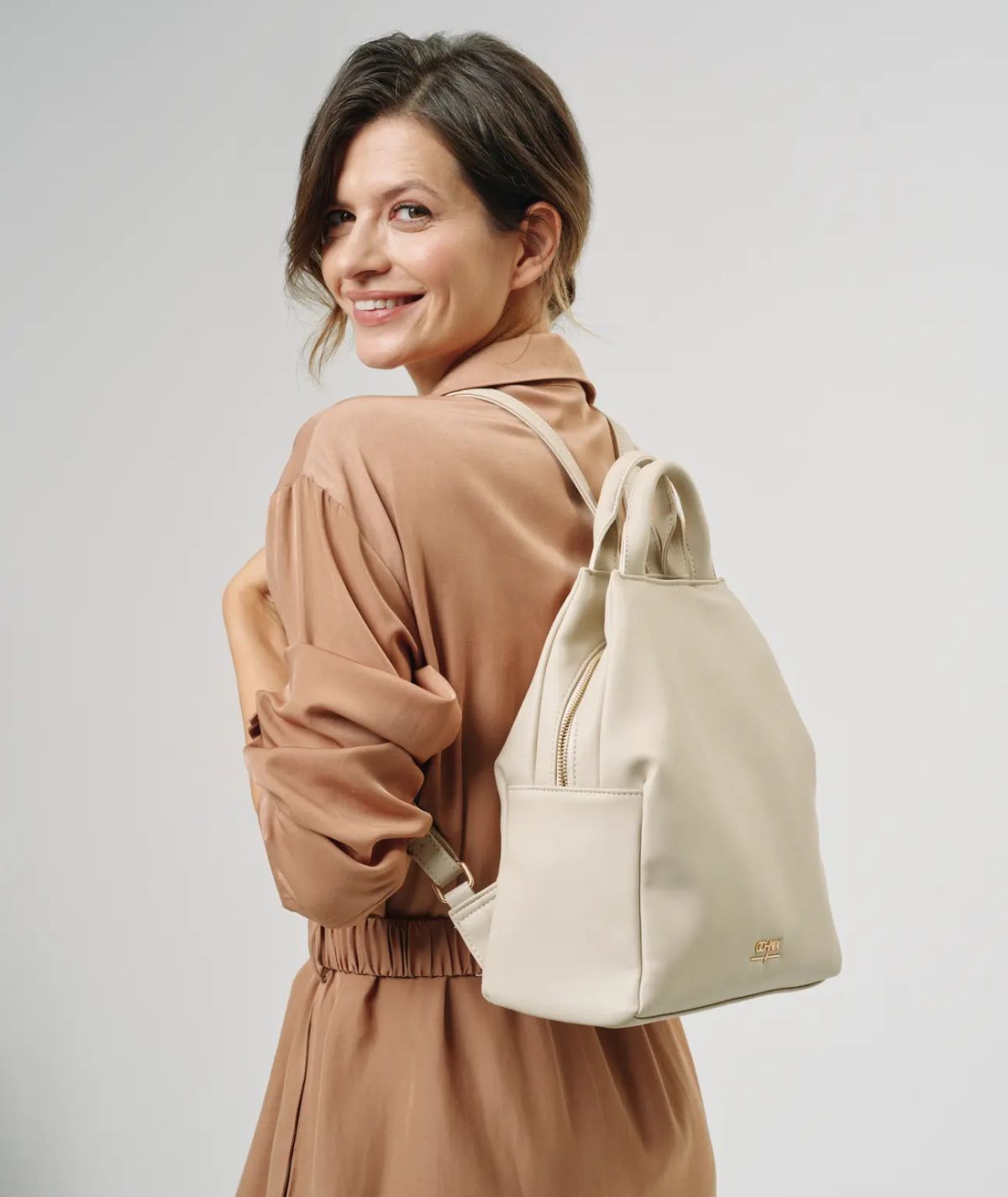 Kremowy plecak damski z imitacji skóry marki OCHNIK TOREC-0923-12 (W24)