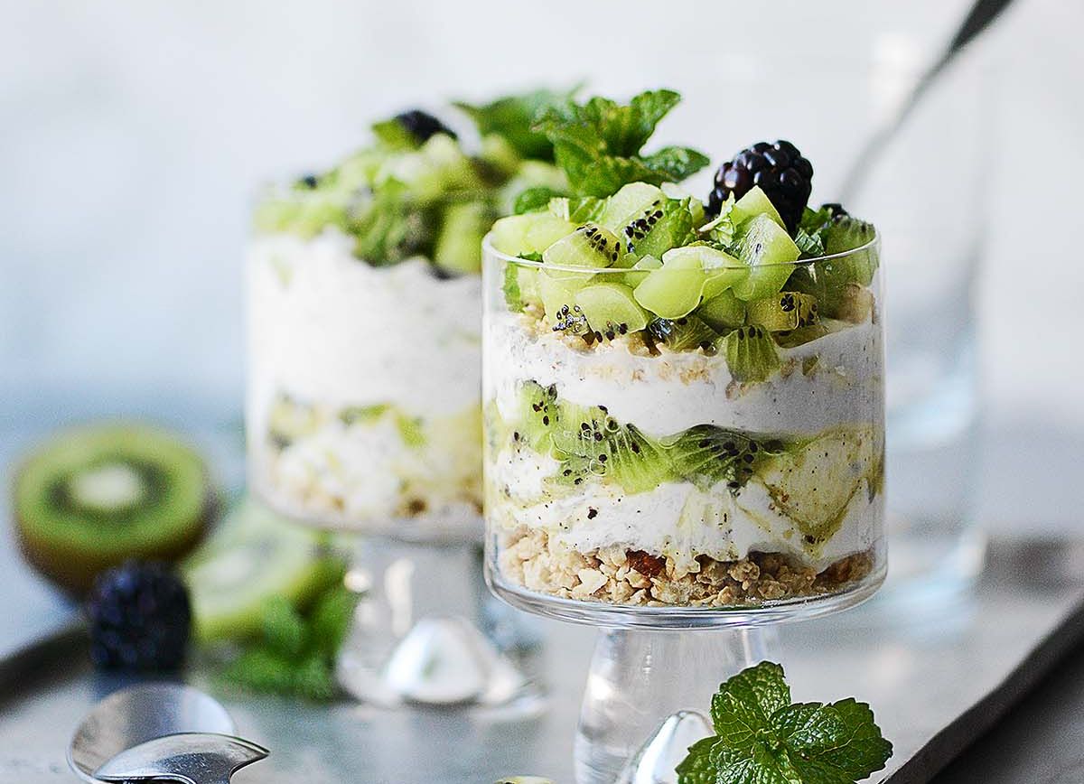 Jogurt parfait z kiwi. Pomysł na jogurtowe śniadanie