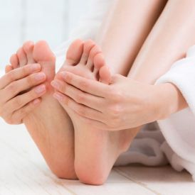 Mocznik w pielęgnacji stóp – skuteczny sposób na przesuszoną, zrogowaciałą i popękaną skórę