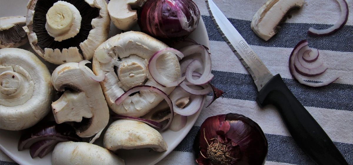 Pieczarki będą smakować jak leśne grzyby. Zastosuj jeden trik