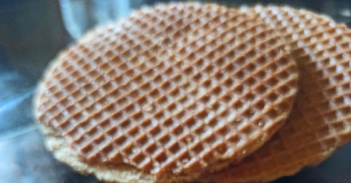 Holenderskie ciasteczko waflowe. Chrupiące marzenie do porannej kawy