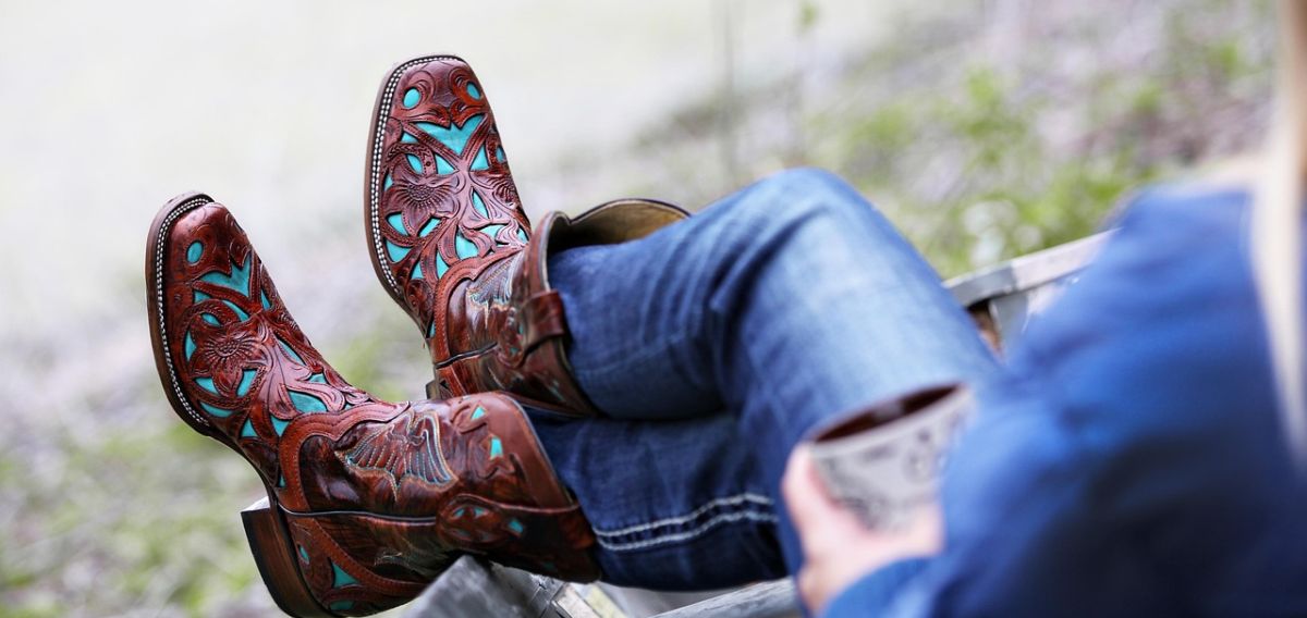Bordowe buty na jesień 2024. Najmodniejszy trend sezonu