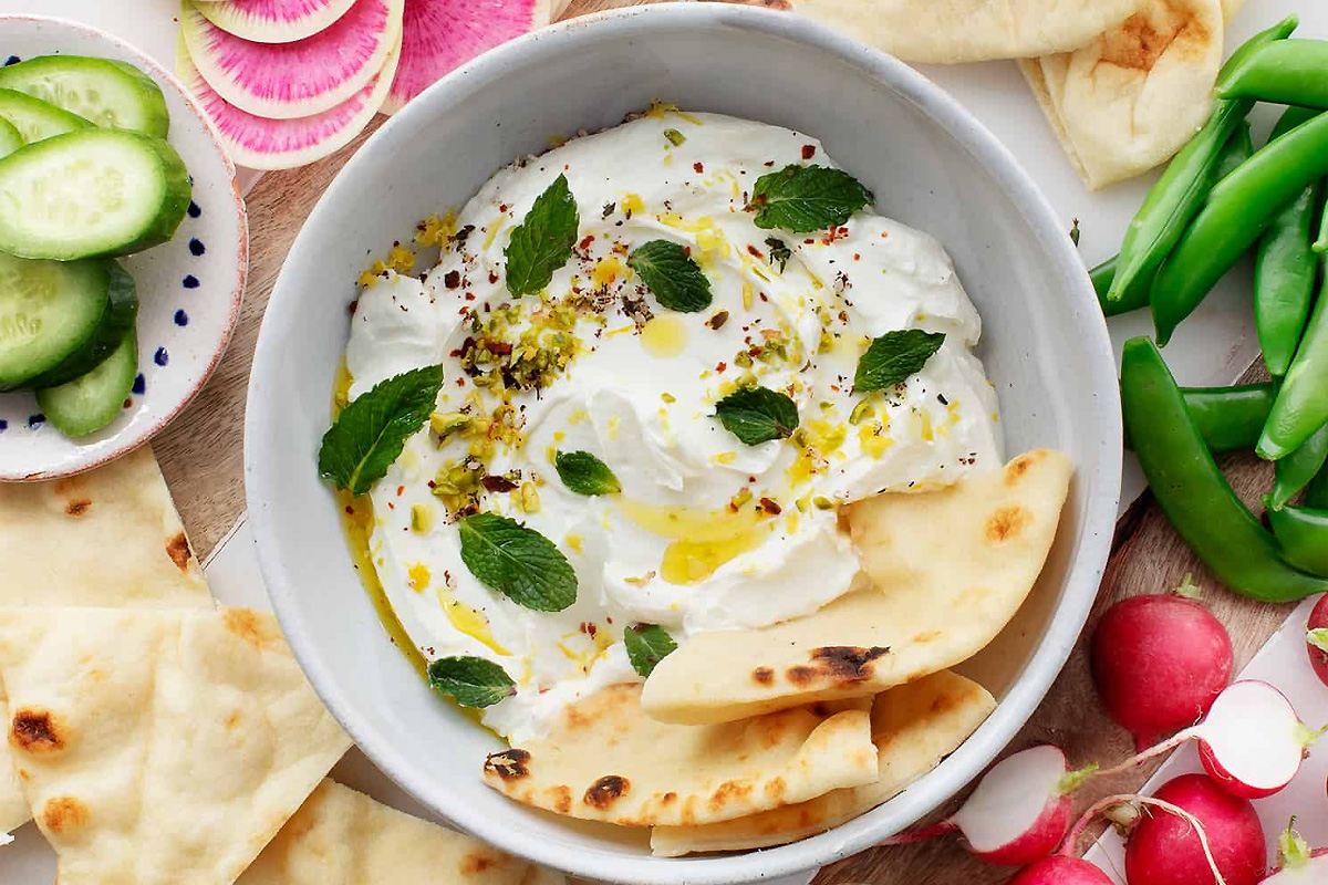 Labneh czyli serek cedzony. Domowy przepis na przysmak rodem z Bliskiego Wschodu
