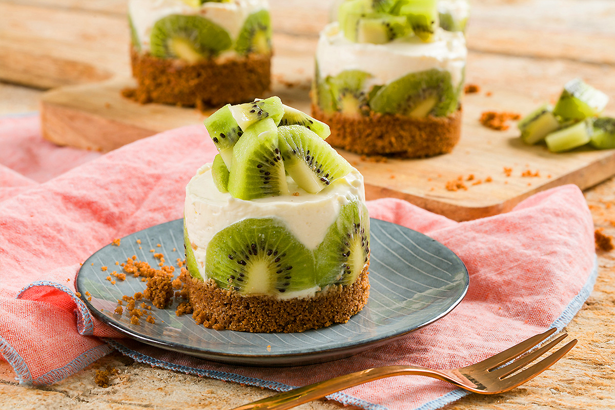 Serniczki kiwi bez pieczenia. Lekki deser, który zachwyca smakiem