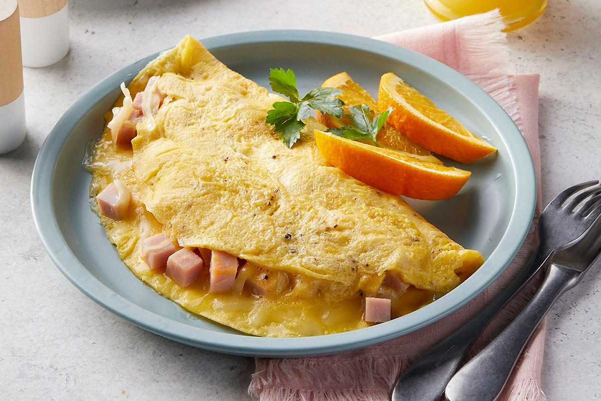 Klasyczny omlet z szynką i serem. Szybki, puszysty i pełen smaku na śniadanie