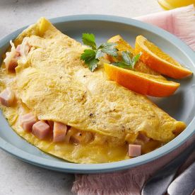 Klasyczny omlet z szynką i serem. Szybki, puszysty i pełen smaku na śniadanie