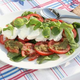 Caprese z twistem. Pomidorowa sałatka z pesto, która skradnie serce każdego smakosza