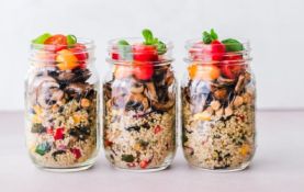 Sałatki w słoiku – zdrowie warstwami. Idealny lunch, który zabierzesz wszędzie